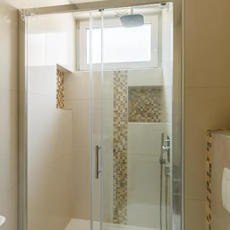Modern & Fully Equipped Near Bus Station *